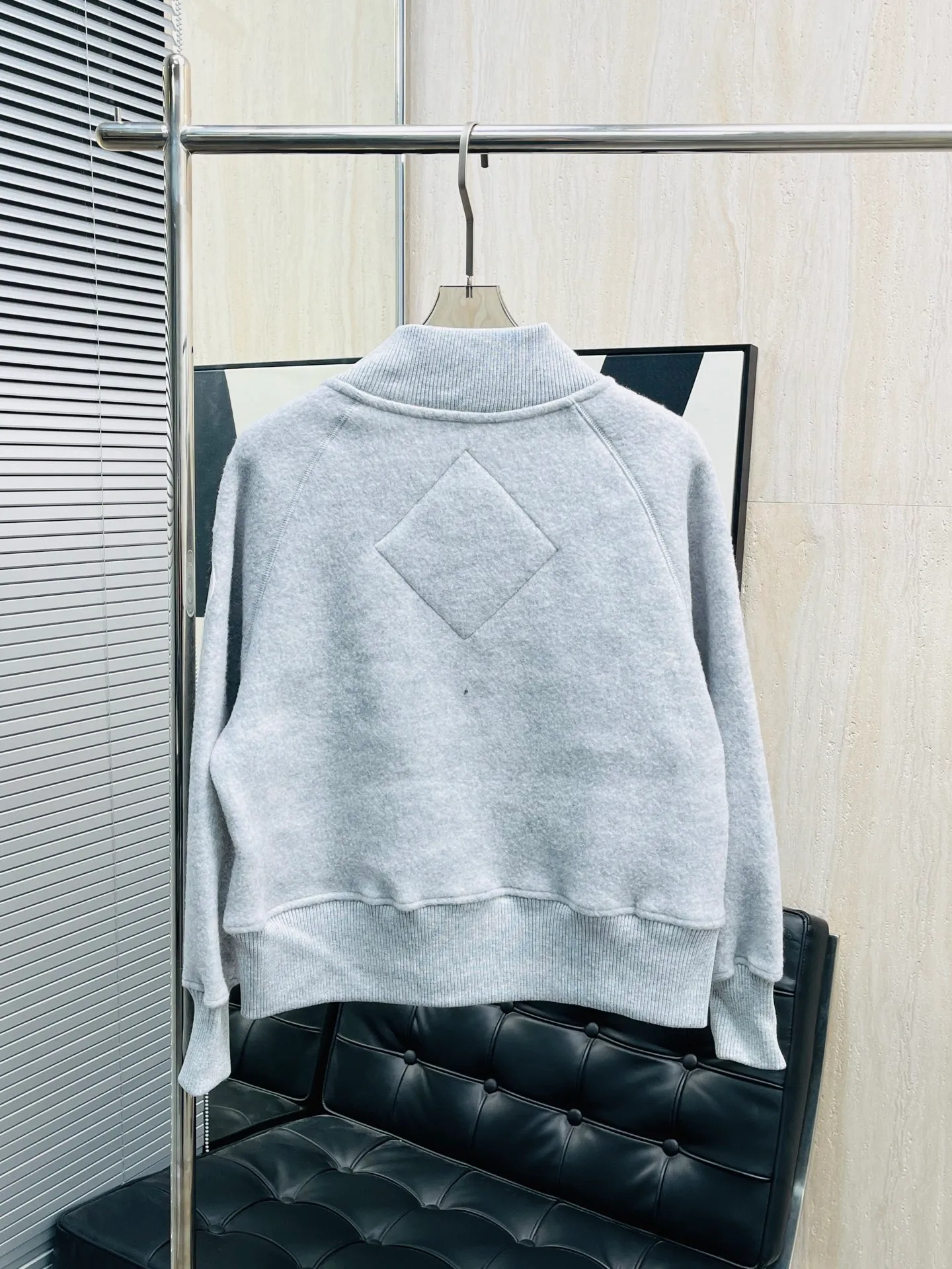 Gray detail P590